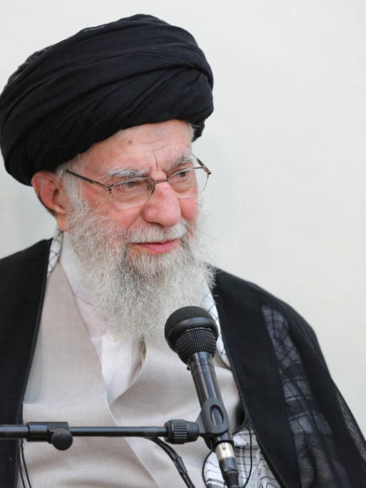 Ayatollah Ali Chamenei spricht in ein Mikrofon.