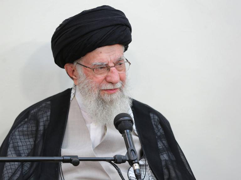 Ayatollah Ali Chamenei spricht in ein Mikrofon.