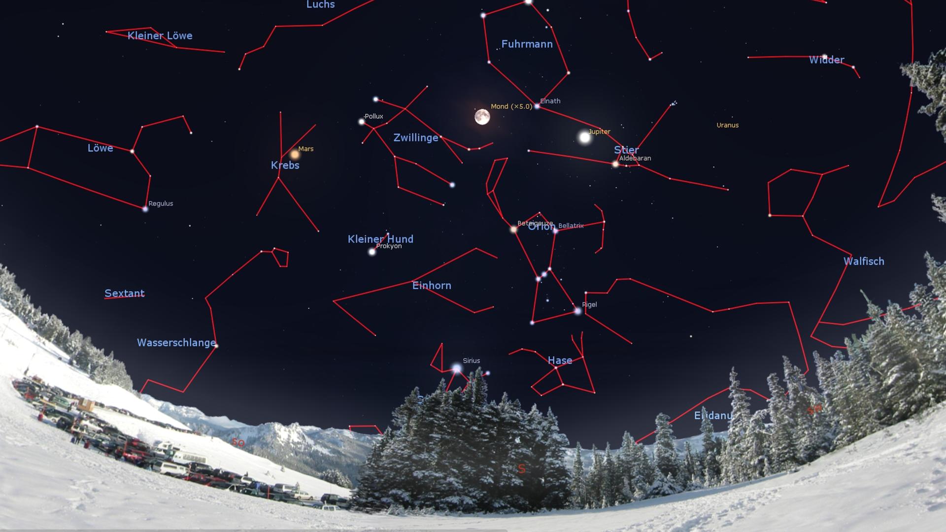 Das Bild zeigt eine Winterlandschaft in den Bergen bei Nacht. In den Sternenhimmel darüber sind in roter Farbe verschiedene Sternbilder eingezeichnet. Auch der Vollmond sowie die Planeten Jupiter und Mars sind zu sehen.