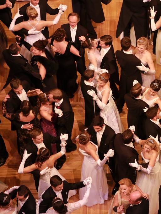 Blick ins Walzergetümmel diverser Paare vom Rang aus ins Parkett.