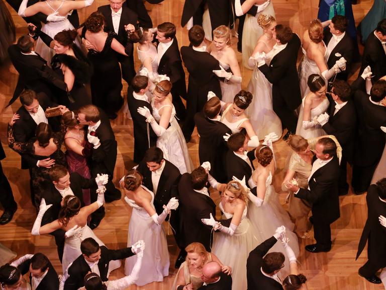 Blick ins Walzergetümmel diverser Paare vom Rang aus ins Parkett.