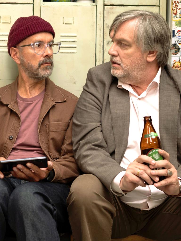 Szene aus dem Film "Extrawurst" mit den Schauspielern Friedrich Mücke (links) , Christoph Maria Herbst (Mitte) und Hape Kerkeling (rechts).