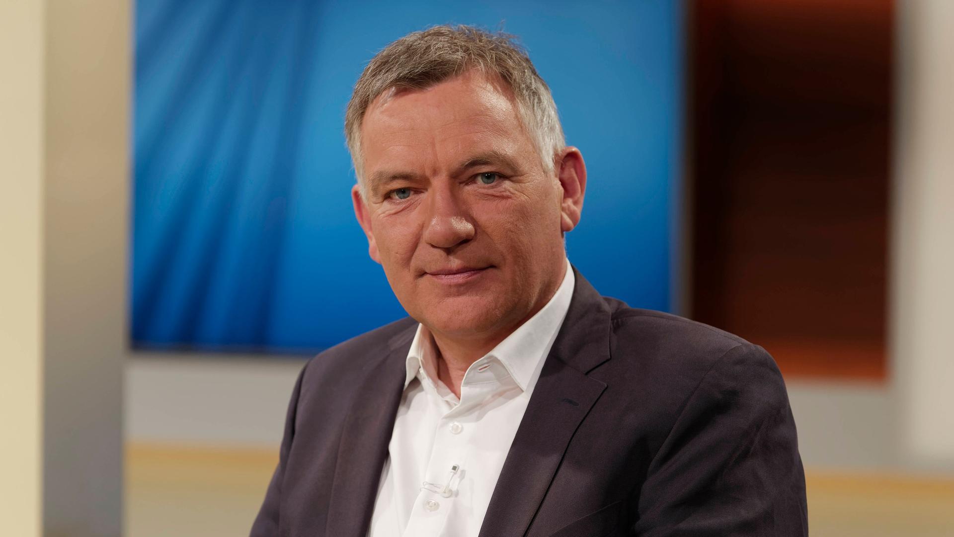 Jan van Aken (Die Linke), Krisen- und Konfliktforscher der Rosa-Luxemburg-Stiftung, in einem Studio