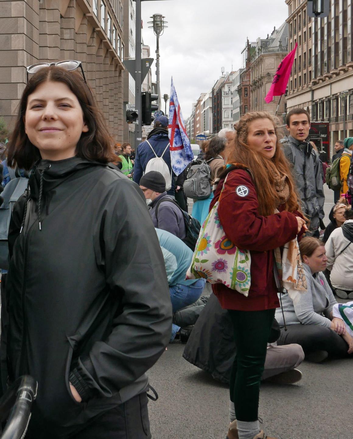 Annika Benz auf einer Blockade-Aktion von Extinction Rebellion an der Friedrichstraße Ecke Unter den Linden.