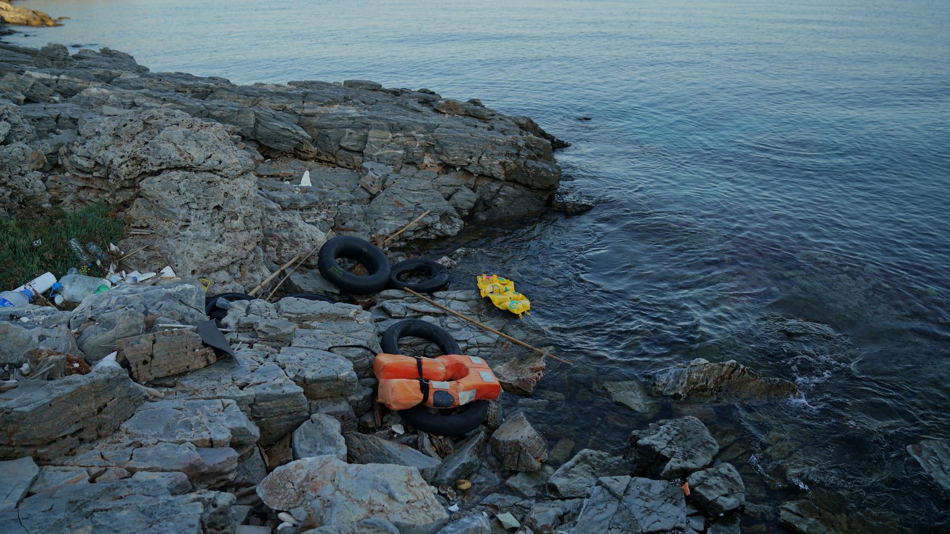 In einer Bucht auf Samos im ägäischen Meer liegt eine angespülte Schwimmweste.