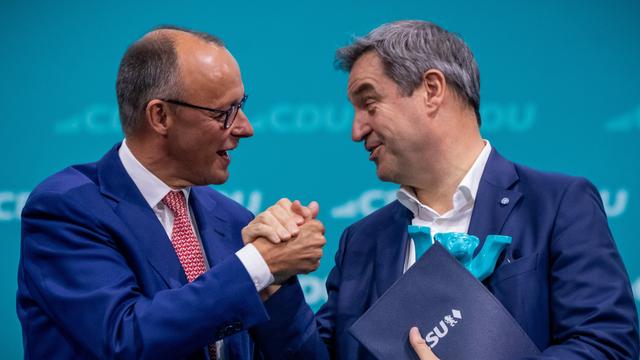 Friedrich Merz (l), CDU-Bundesvorsitzender, gibt Markus Söder (CSU), Ministerpräsident von Bayern die Hand.