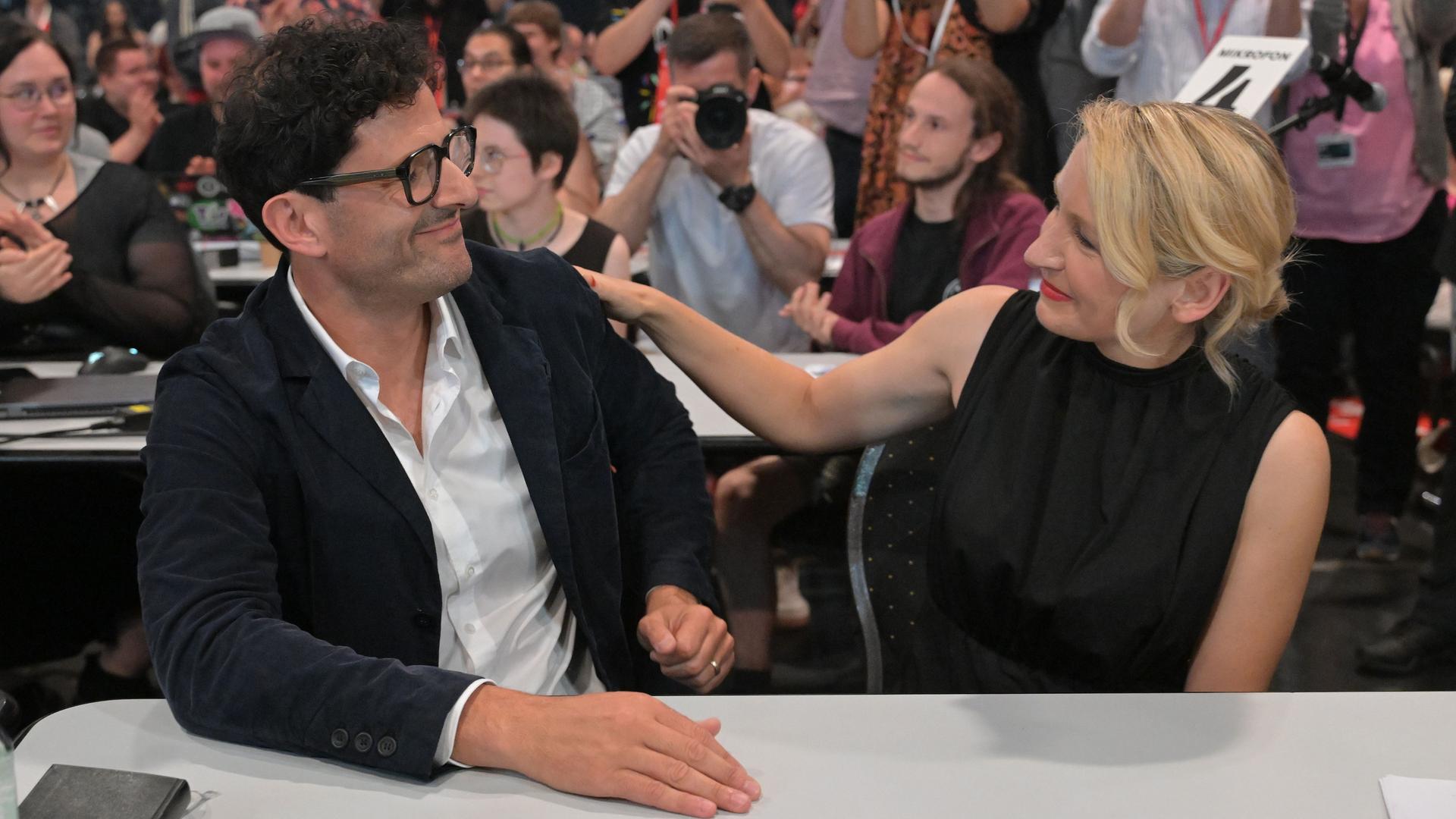Das Foto zeigt die Linken-Vorsitzenden Ines Schwerdtner und Luigi Pantisano. Das Foto zeigt die Linken-Vorsitzenden Ines Schwerdtner und Luigi Pantisano.