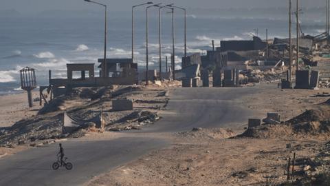 Die leere Küstenregion in der Nähe von Gaza-Stadt. Man sieht nur einen Fahrradfahrer.
