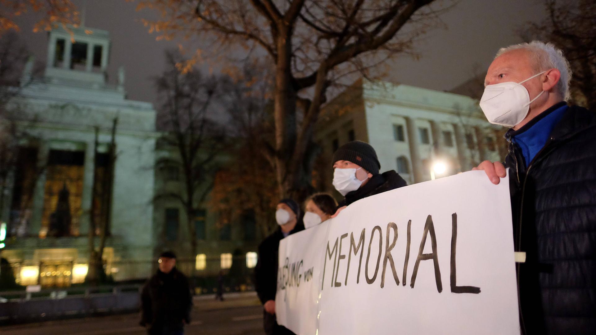 Demonstranten stehen am 17.11.2021 mit einem Banner vor der Botschaft der Russischen Föderation in Berlin-Mitte, um gegen die Schließung der russischen Menschenrechtsorganisation Memorial zu protestieren.