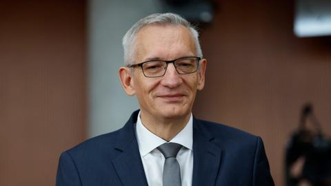 BND-Präsident Martin Jäger im blauen Anzug, er lächelt.