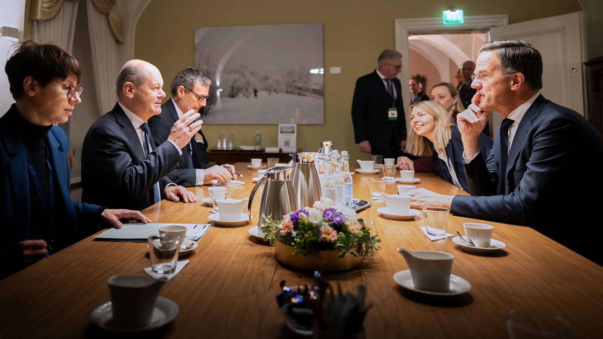 Gipfeltreffen der NATO-Alliierten im Ostseeraum: Die Teilnehmer sitzen an einem ovalen Tisch.