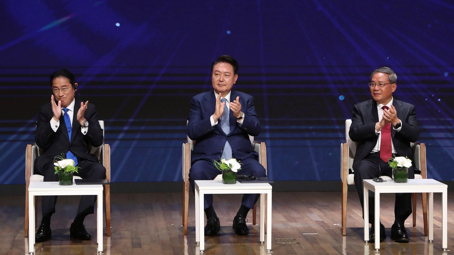 Südkorea, Seoul: Von links: Der japanische Ministerpräsident Fumio Kishida, der südkoreanische Präsident Yoon Suk Yeol und der chinesische Ministerpräsident Li Qiang nehmen am Wirtschaftsgipfel in der koreanischen Industrie- und Handelskammer teil. 