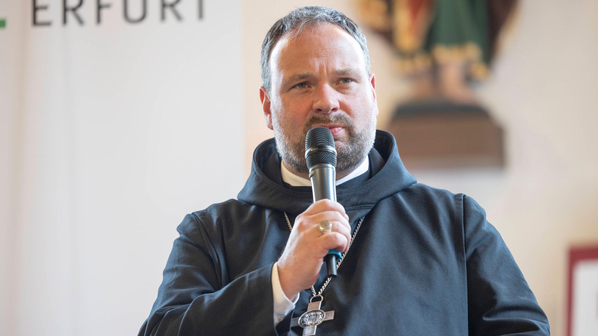 Abt Nikodemus Schnabel spricht während des Katholikentags in Erfurt. 