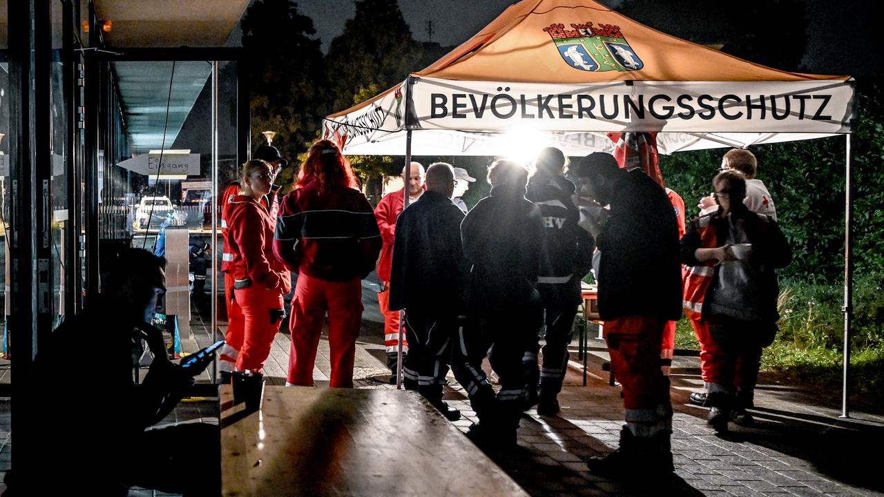 Mitarbeiter des Deutschen Roten Kreuzes (DRK) und des Technischen Hilfswerks (THW) stehen am 09.09.2025 an einer Anlaufstelle für die Bevölkerung beim Stromausfall in Adlershof. 