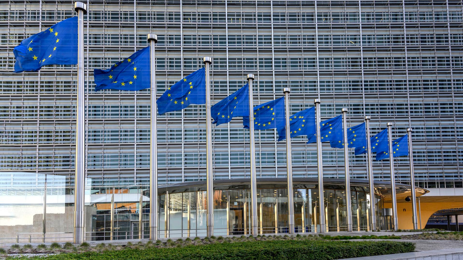 EU-Flaggen vor dem Berlaymont-Gebäude, Sitz der Europäischen Kommission