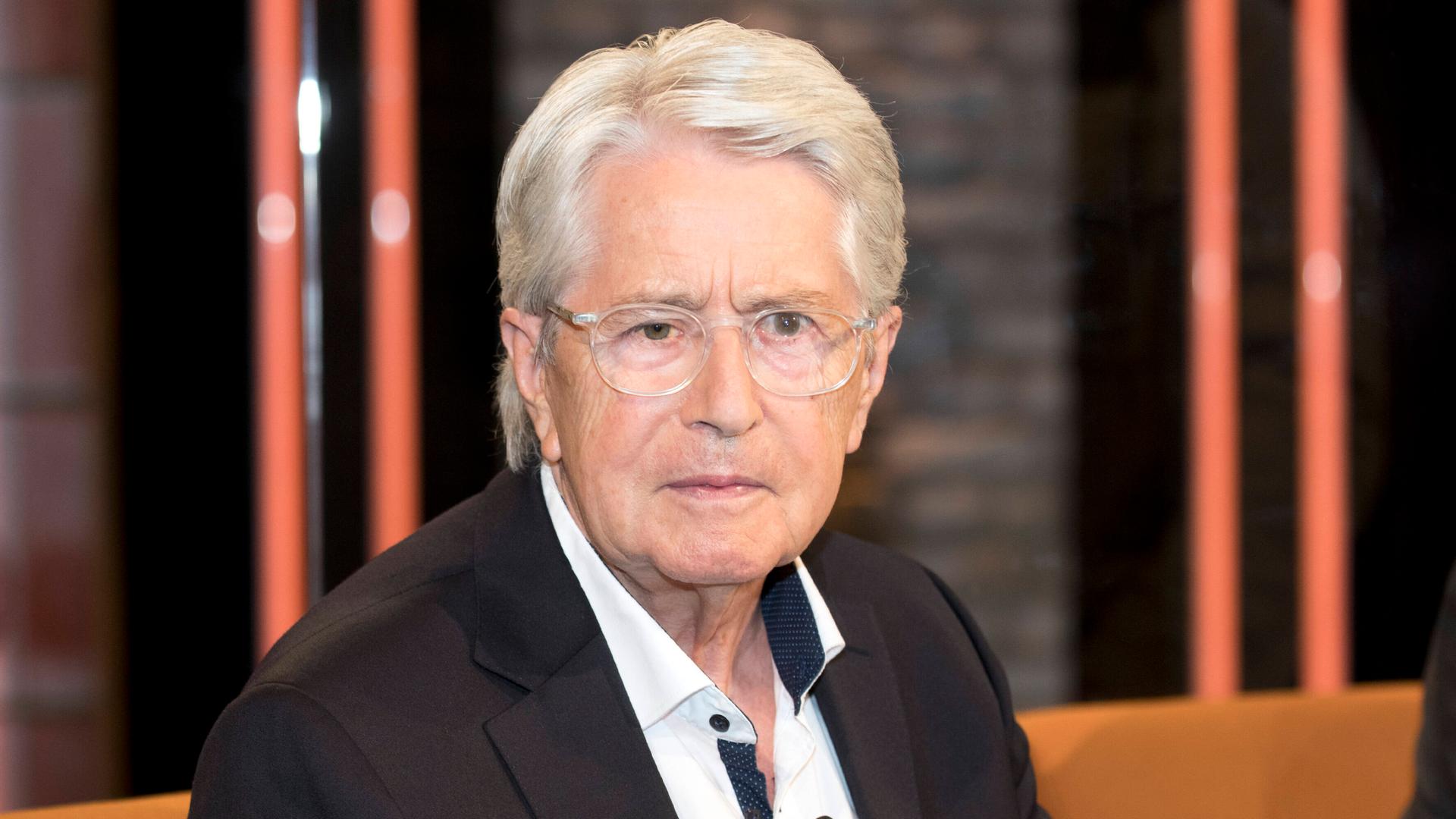 Ein Mann mit Brille und grauen Haaren schaut in die Kamera. Ein Mann mit Brille und grauen Haaren schaut in die Kamera.