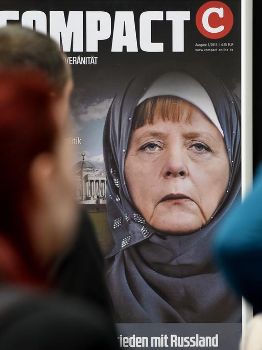 Das Cover des Compact Magazins zeigt am an einem Ausstellerstand der Buchmesse Leipzig Bundeskanzlerin Merkel mit einem Kopftuch.