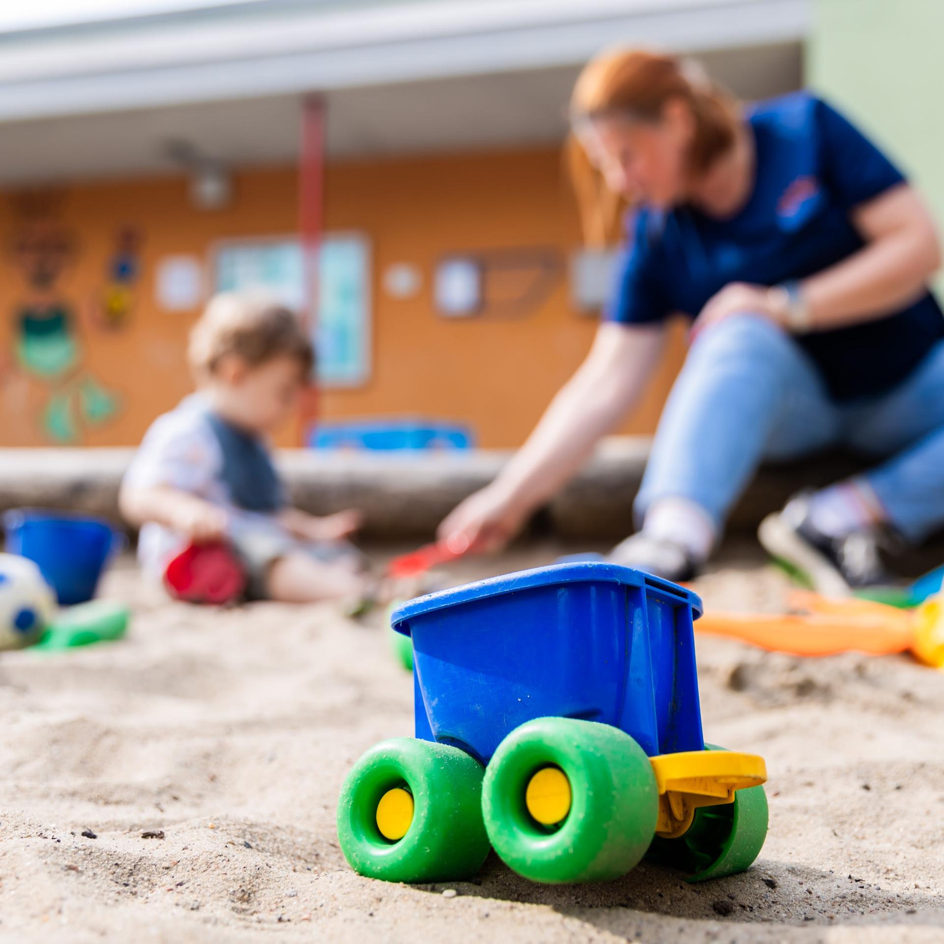 Kindheit in Armut - Kinderrechtsaktivist fordert Sondervermögen für Schulen und Kitas