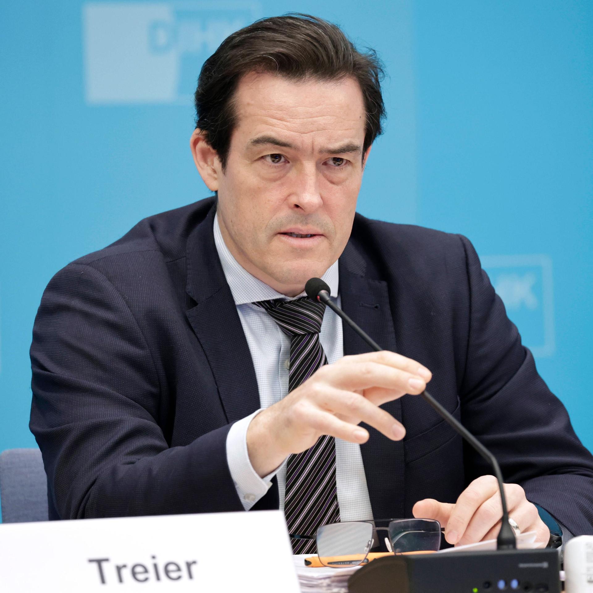  Dr. Volker Treier, Aussenwirtschaftschef des DIHK e.V. waehrend einer Pressekonferenz des DIHK 