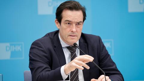 Dr. Volker Treier, der Außenwirtschaftschef der DIHK spricht bei einer Pressekonferenz in ein Mikrofon. 