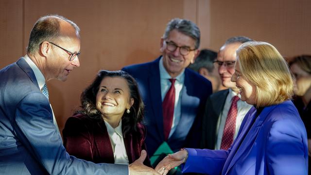 Bundeskanzler Merz und die Bundesministerin für Arbeit und Soziales, Bas geben sich die Hand.