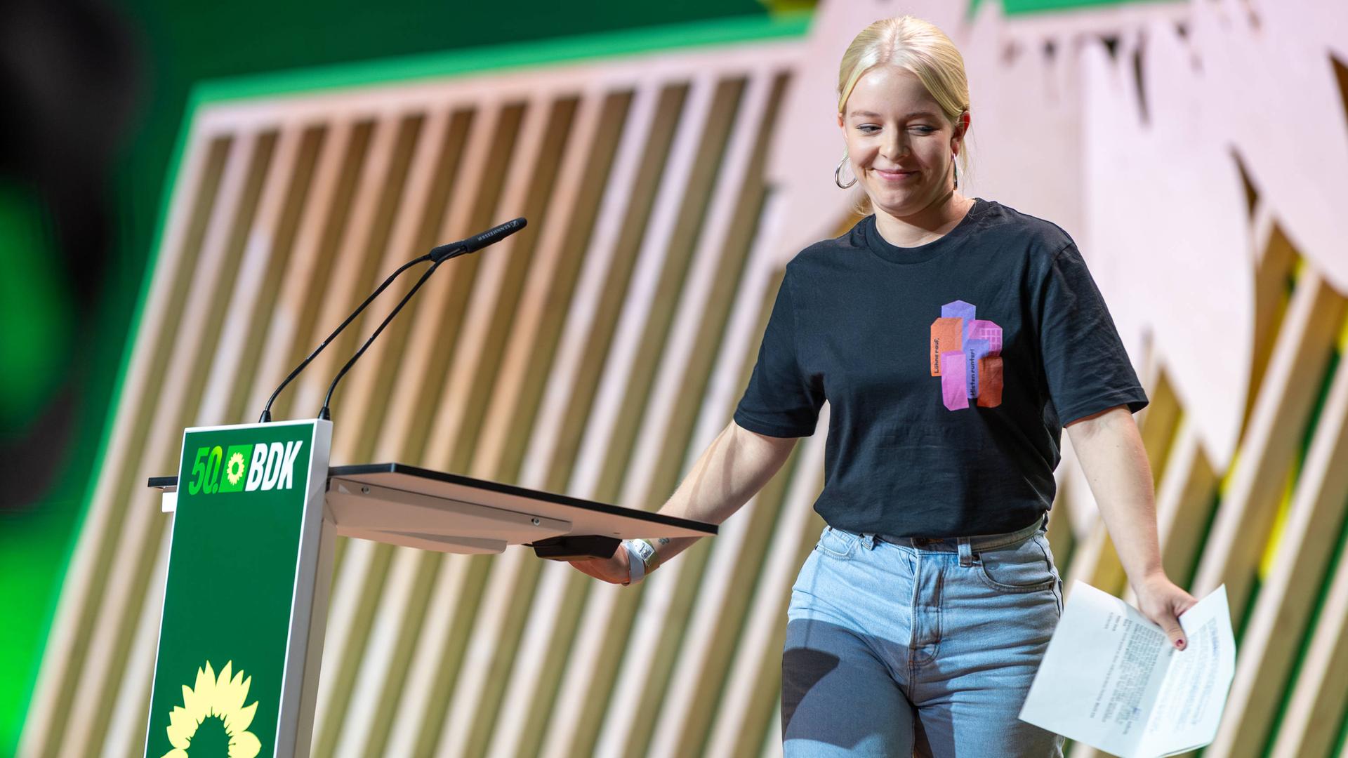 Jette Nietzard verlässt nach einer Rede beim Parteitag das Podium.