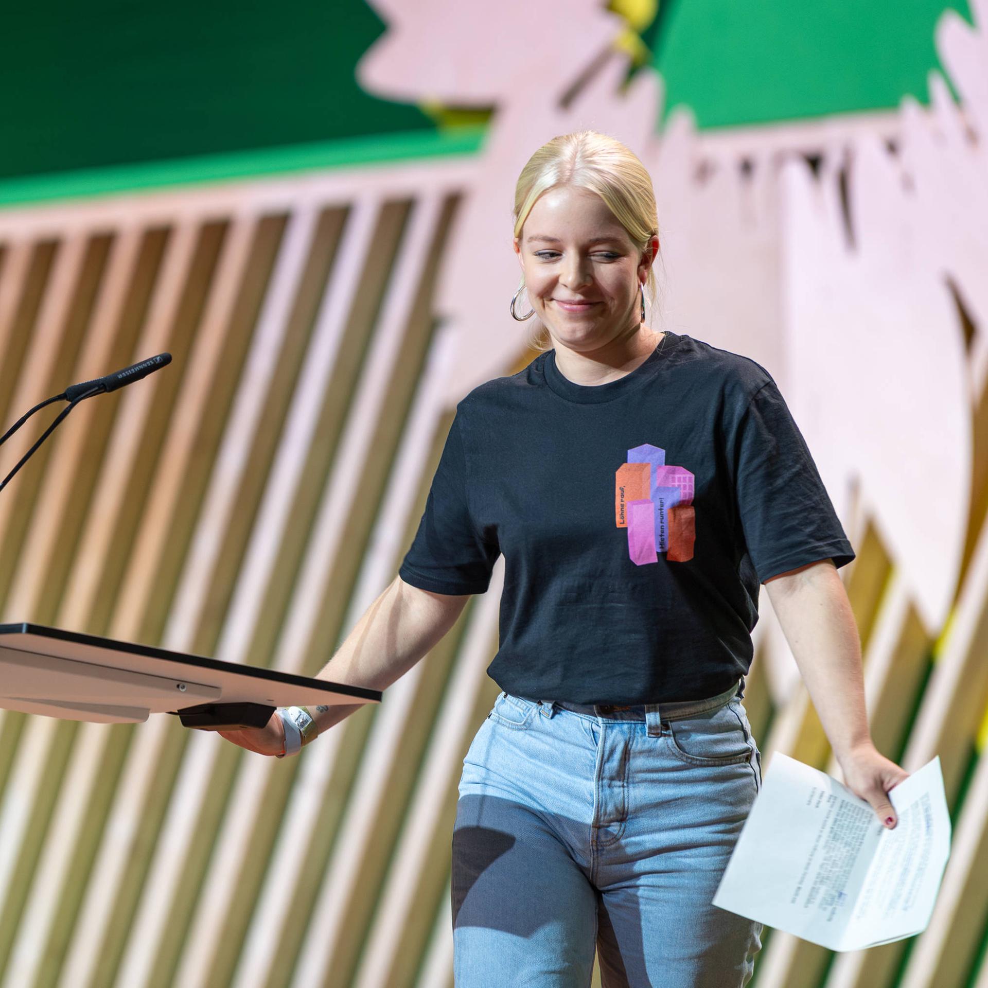 Jette Nietzard verlässt nach einer Rede beim Parteitag das Podium.