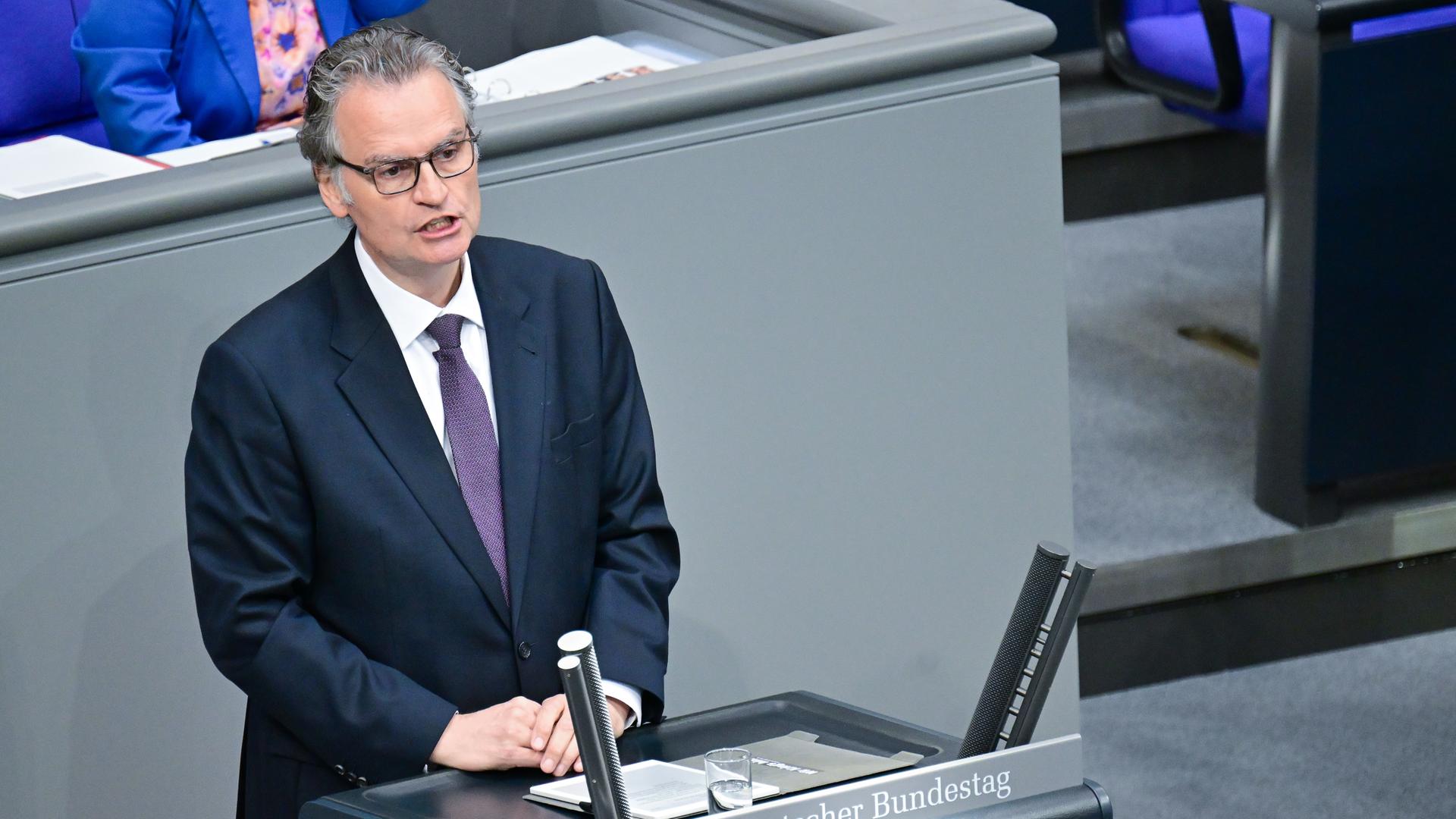 Günter Krings (CDU), Mitglied des Bundestages, spricht während der 60. Sitzung des 21. Deutschen Bundestages zum Thema Reform des Gemeinsamen Europäischen Asylsystems.