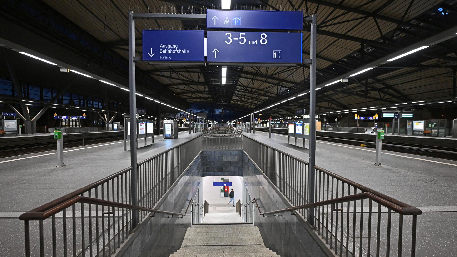 Thüringen, Erfurt: Kein Zug fährt in dem fast menschenleeren Erfurter Hauptbahnhof. Mit einem großangelegten bundesweiten Warnstreik haben die Gewerkschaften EVG und Verdi am Montag weite Teile des öffentlichen Verkehrs lahmgelegt.