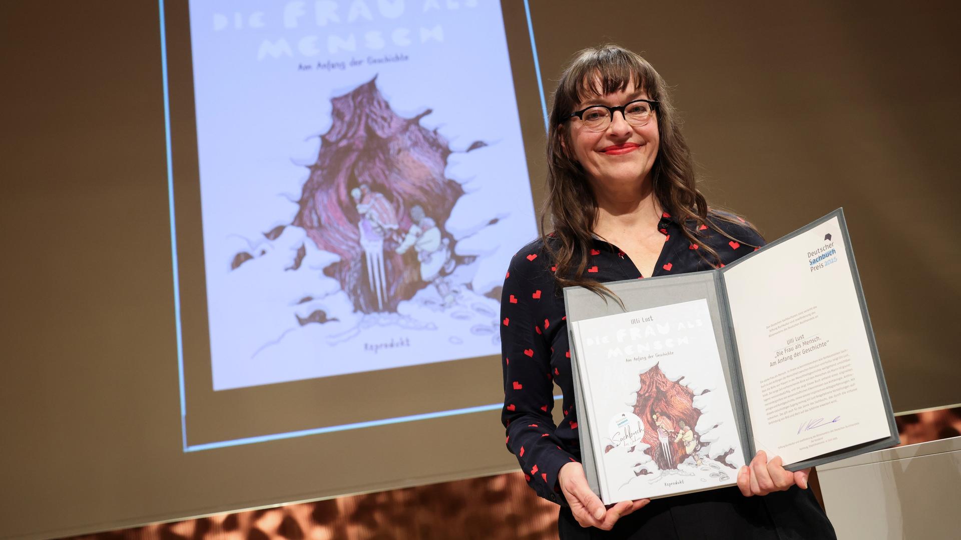 Ulli Lust, Autorin des Buchs "Die Frau als Mensch", gewinnt bei der Verleihung "Deutscher Sachbuchpreis 2025" im Kleinen Saal der Hamburger Elbphilharmonie. Ulli Lust, Autorin des Buchs "Die Frau als Mensch", gewinnt bei der Verleihung "Deutscher Sachbuchpreis 2025" im Kleinen Saal der Hamburger Elbphilharmonie.
