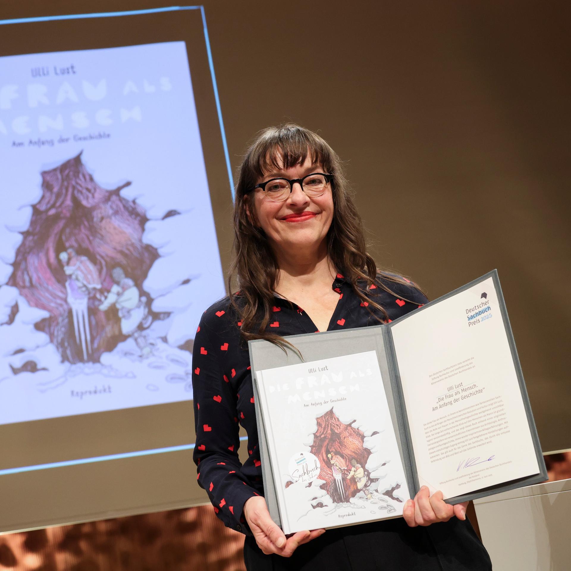 Ulli Lust, Autorin des Buchs "Die Frau als Mensch", gewinnt bei der Verleihung "Deutscher Sachbuchpreis 2025" im Kleinen Saal der Hamburger Elbphilharmonie. 