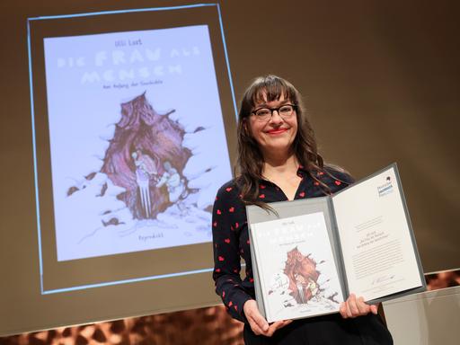 Ulli Lust, Autorin des Buchs "Die Frau als Mensch", gewinnt bei der Verleihung "Deutscher Sachbuchpreis 2025" im Kleinen Saal der Hamburger Elbphilharmonie. 