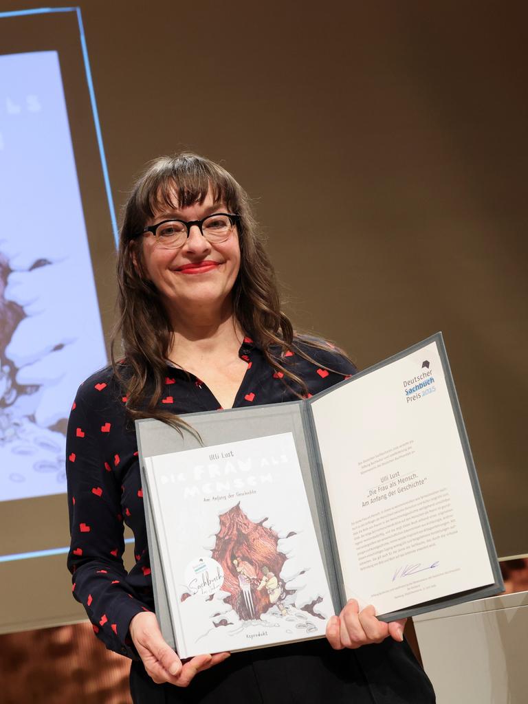 Ulli Lust, Autorin des Buchs "Die Frau als Mensch", gewinnt bei der Verleihung "Deutscher Sachbuchpreis 2025" im Kleinen Saal der Hamburger Elbphilharmonie. 
