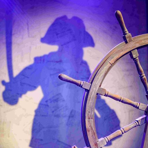 Ein Steuerrad und der Schatten eines Piraten - bei einer Probe für das Stück "Johnny Hübner greift ein" des jungen Theaters Nordhausen am 20. Oktober 2022 in Nordhausen (Thüringen).