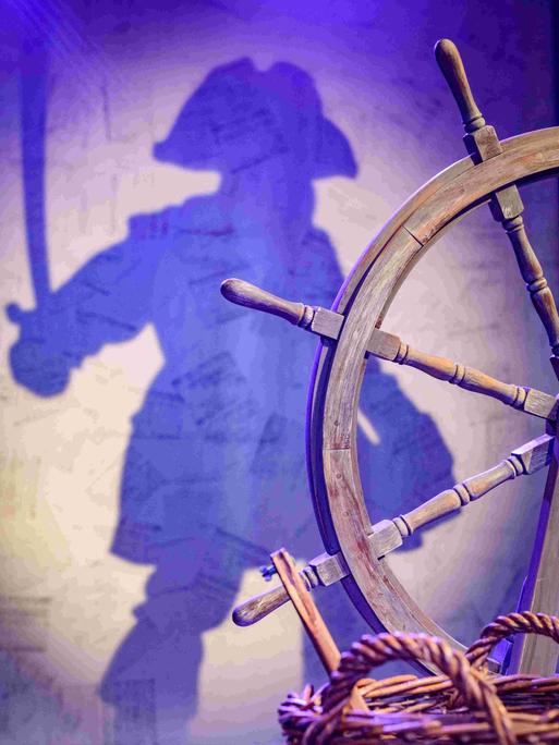 Ein Steuerrad und der Schatten eines Piraten - bei einer Probe für das Stück "Johnny Hübner greift ein" des jungen Theaters Nordhausen am 20. Oktober 2022 in Nordhausen (Thüringen).