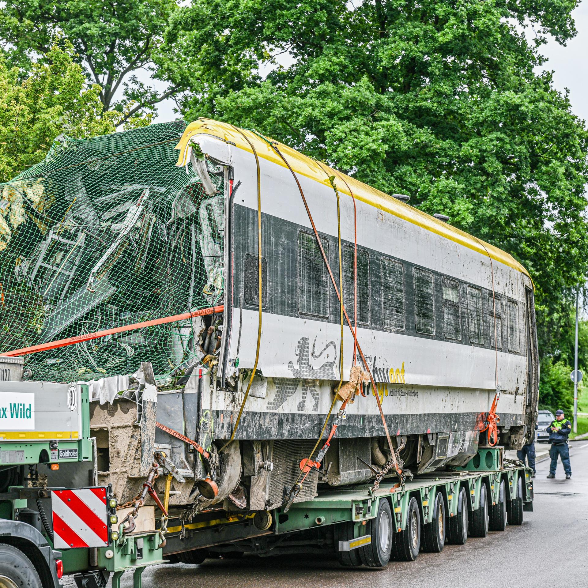 Riedlingen: Ein beschädigter Wagen wird abtransportiert. 