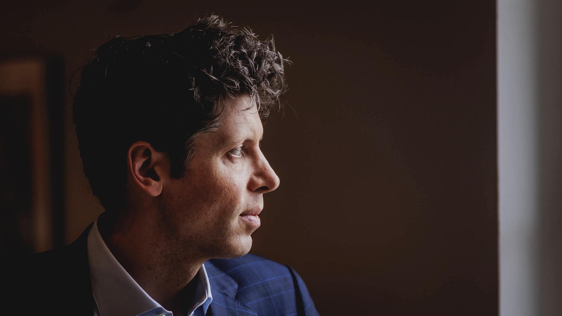 Eine Profilaufnahme von Sam Altman, sein Kopf ist vor einem dunklen Hintergrund aufgenommen. Eine Profilaufnahme von Sam Altman, sein Kopf ist vor einem dunklen Hintergrund aufgenommen.