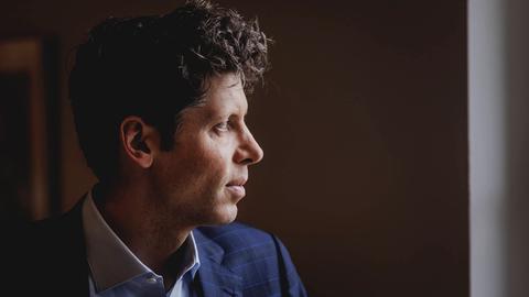 Eine Profilaufnahme von Sam Altman, sein Kopf ist vor einem dunklen Hintergrund aufgenommen.