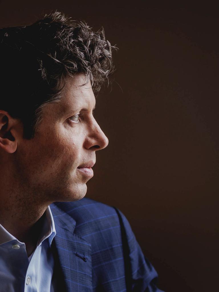 Eine Profilaufnahme von Sam Altman, sein Kopf ist vor einem dunklen Hintergrund aufgenommen.