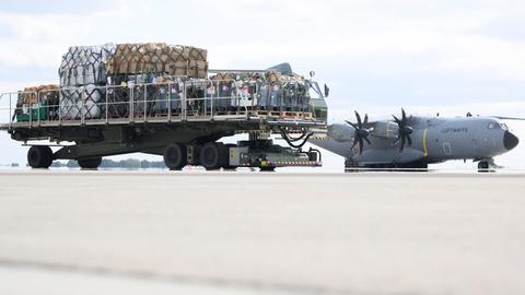 Niedersachsen, Wunstorf: Hilfsgüter des Technischen Hilfswerkes THW werden am Fliegerhorst Wunstorf in ein Transportflugzeug Airbus A400M der Luftwaffe verladen. Die Bundeswehr bringt vom Fliegerhorst in Wunstorf aus Hilfsgüter des THW in das Überschwemmungsgebiet nach Libyen.