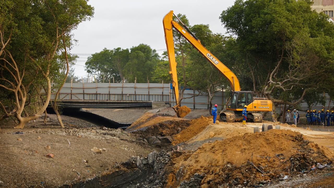 Ein Bagger gräbt in der mosambikanischen Stadt Beira einen Fluss breiter. 
