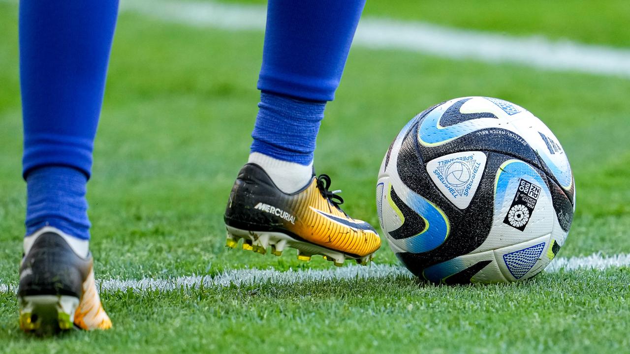 Eine Spielerin mit dem offiziellen Spielball der FIFA Frauen-WM in Australien und Neuseeland