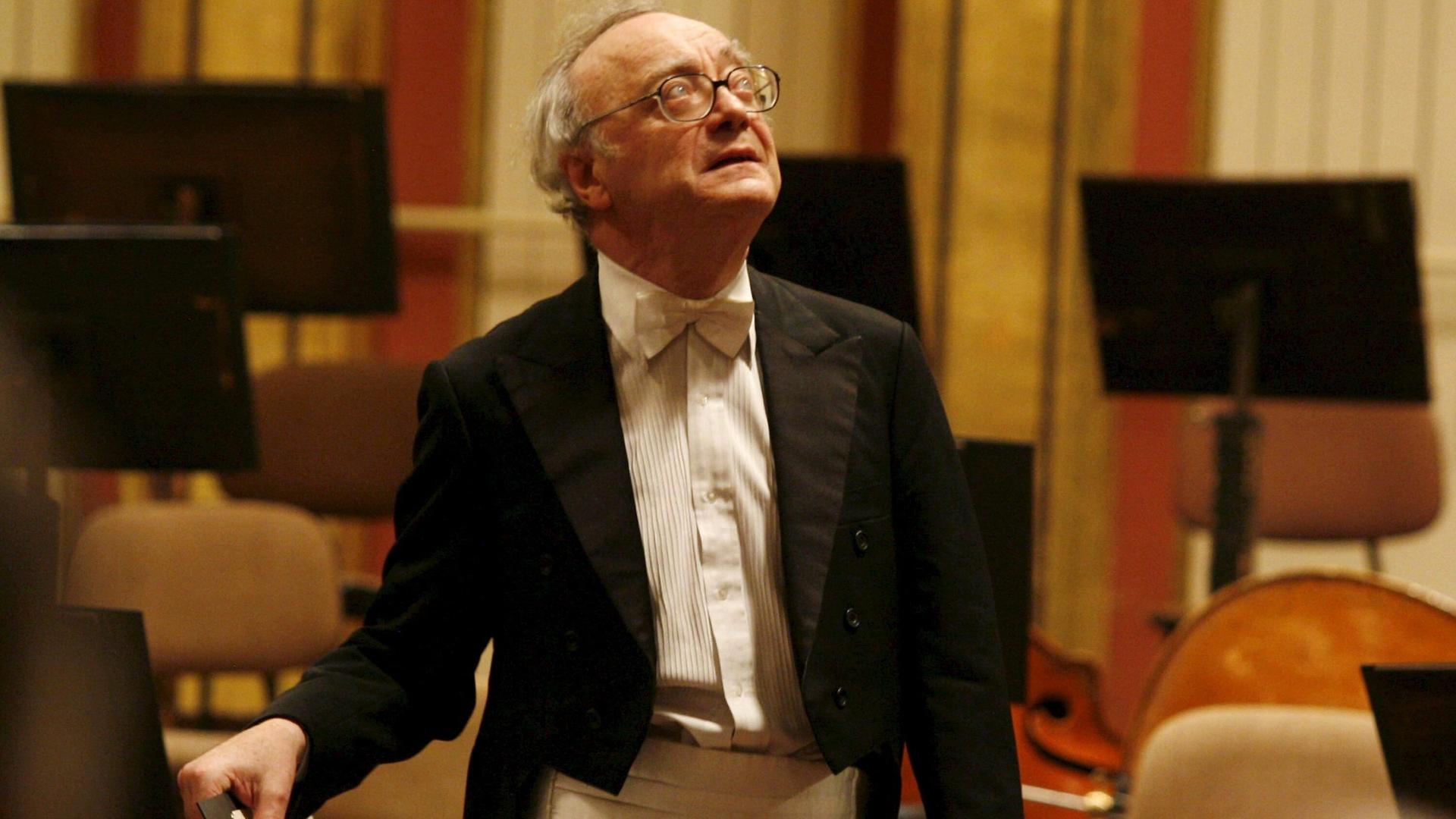 Pianist Alfred Brendel nimmt den Beifall neben dem Flügel entgegen und schaut dabei in die obersten Ränge. Pianist Alfred Brendel nimmt den Beifall neben dem Flügel entgegen und schaut dabei in die obersten Ränge.