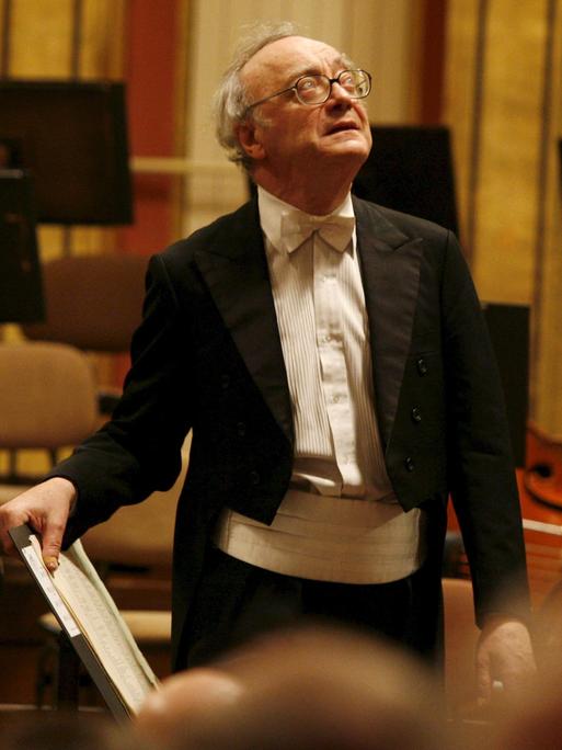 Pianist Alfred Brendel nimmt den Beifall neben dem Flügel entgegen und schaut dabei in die obersten Ränge.