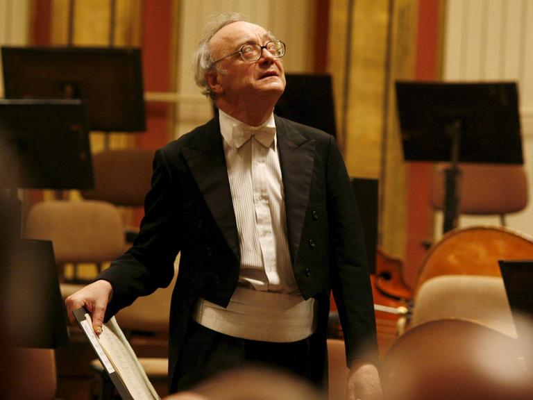Pianist Alfred Brendel nimmt den Beifall neben dem Flügel entgegen und schaut dabei in die obersten Ränge.