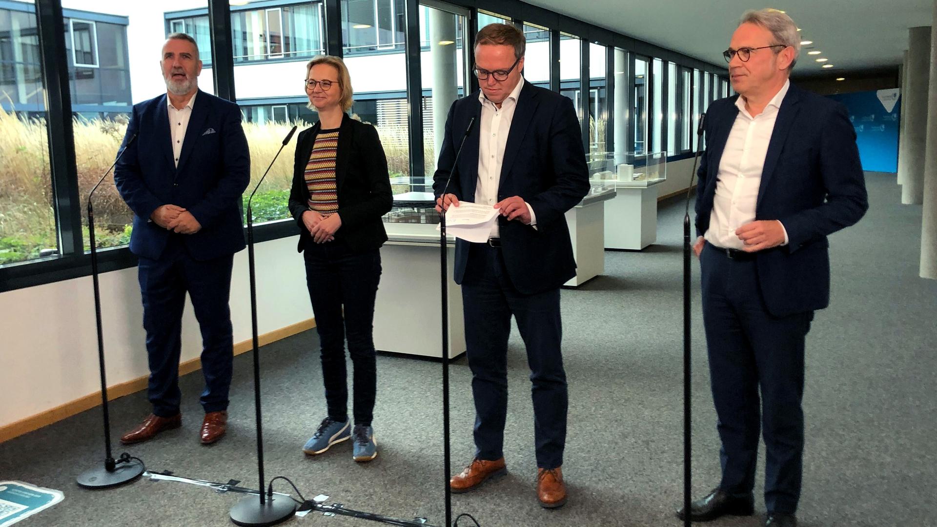 Erfurt: Co-Landesvorsitzender des BSW, Steffen Schütz (l-r), Katja Wolf, BSW-Fraktionschefin, CDU-Fraktionschef Mario Voigt und Georg Maier Thüringer SPD-Parteichef und geschäftsführender Innenminister von Thüringen stehen im Landtag von Thüringen beieinander.