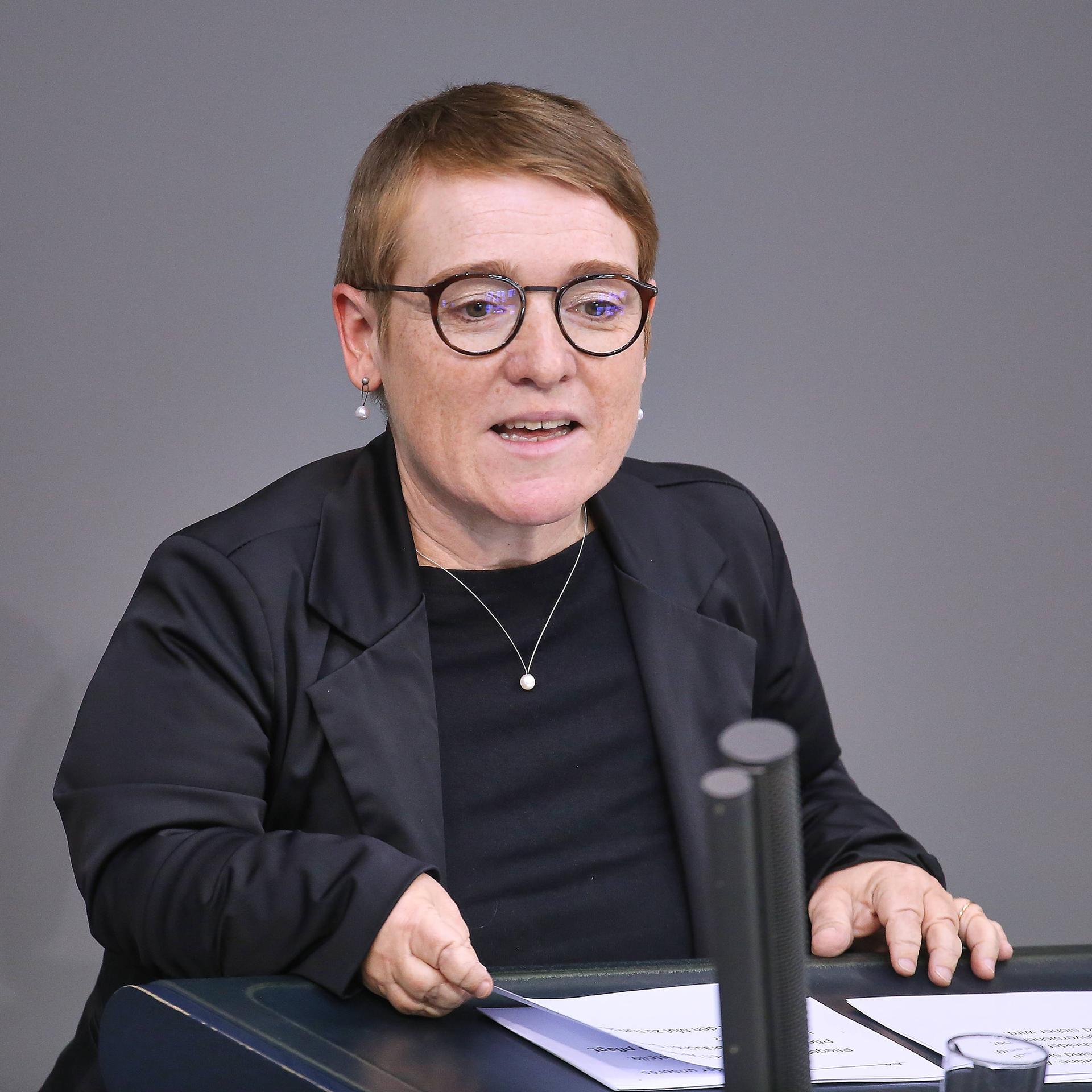 Die Grünen-Politikerin Simone Fischer spricht im Bundestag. 
