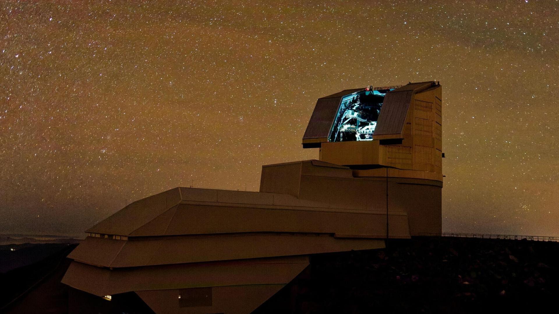 Das Observatorio Vera C. Rubin in Chile vor einem beeindruckenden Sternenhimmel Das Observatorio Vera C. Rubin in Chile vor einem beeindruckenden Sternenhimmel