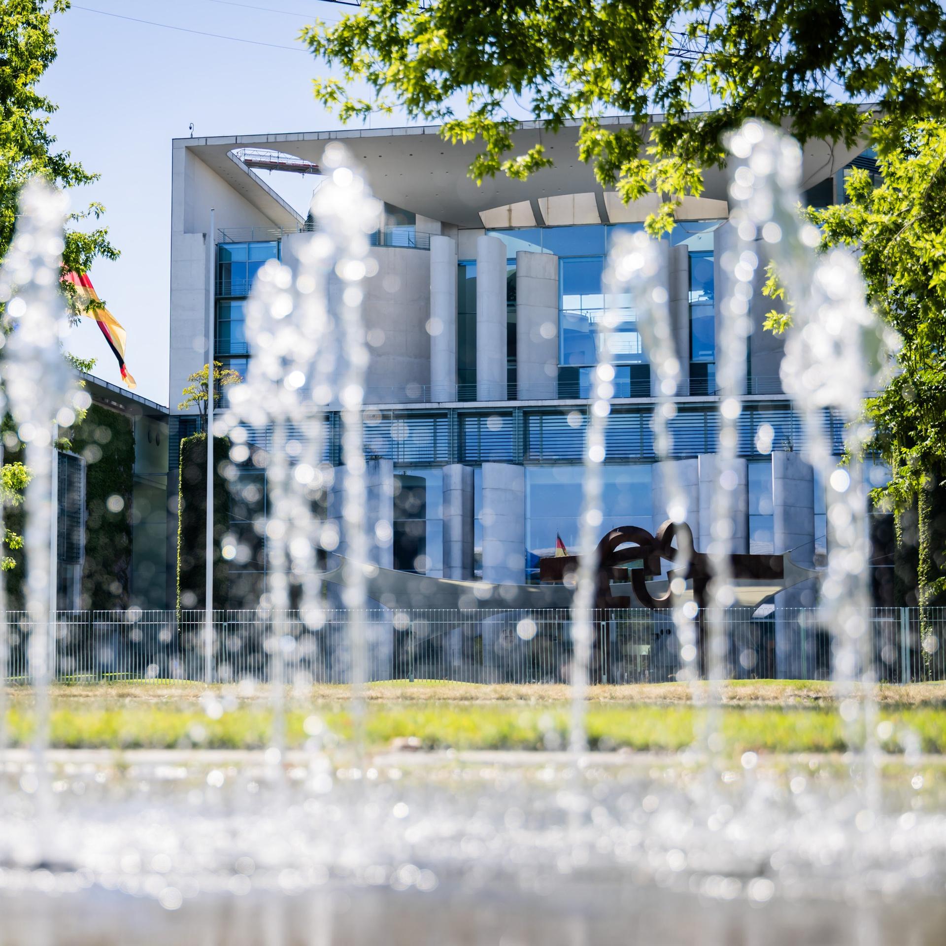 Fontänen plätschern vor dem Bundeskanzleramt in Berlin