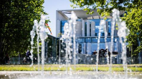 Fontänen plätschern vor dem Bundeskanzleramt in Berlin